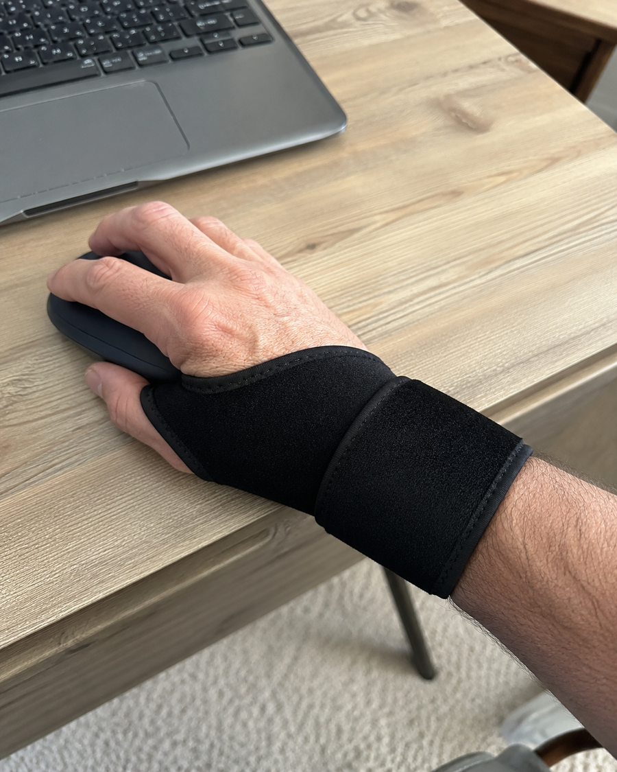 Verstellbare Unterstützung für beanspruchte Handgelenke — bequem, flexibel und alltagstauglich.